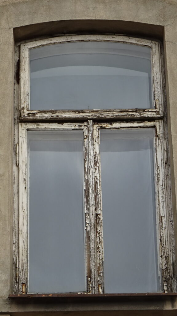 Okno elewacji frontowej, Targowa 64. Fot. A. Latoch, 2021 Dokumentacja wykonana w ramach projektu „Ulica Targowa – społeczna dokumentacja zabytków”