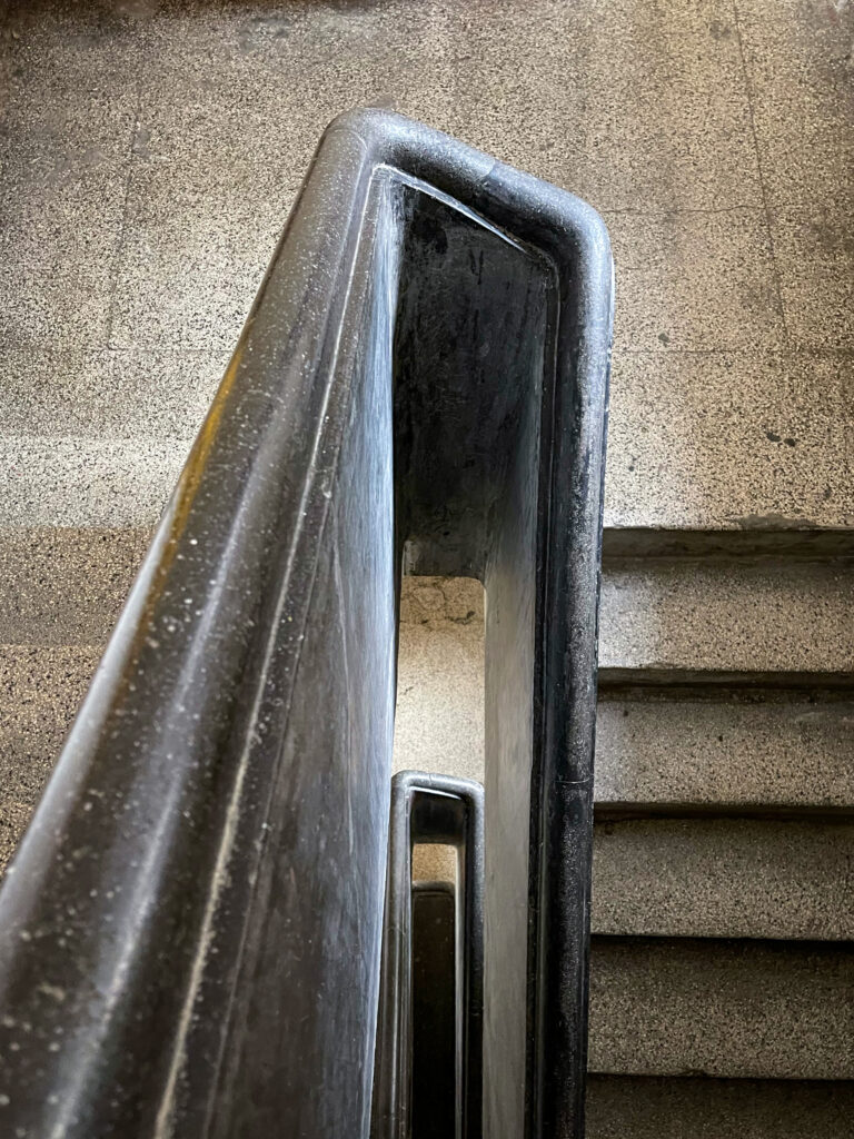 Balustrada, klatka schodowa, II piętro. Fot. Mariusz Majewski, 2021, źródło: Studeo et Conservo