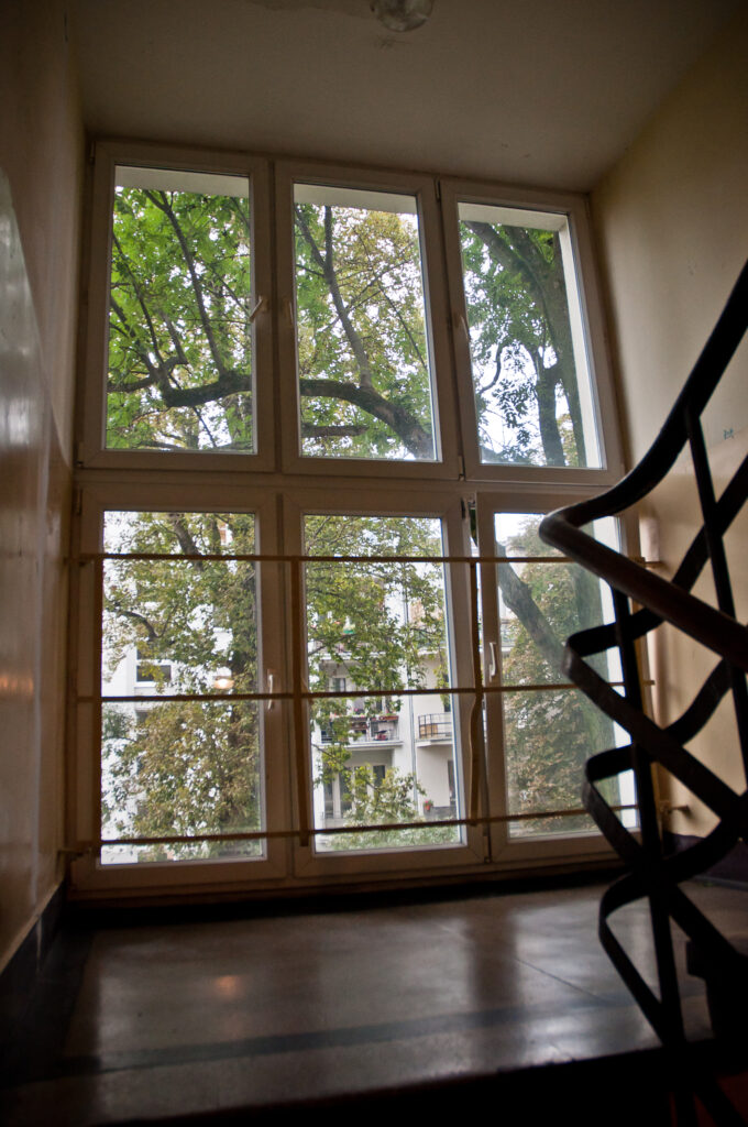 Okno, klatka schodowa. Fot. Teresa Adamiak, 2021, źródło: Studeo et Conservo