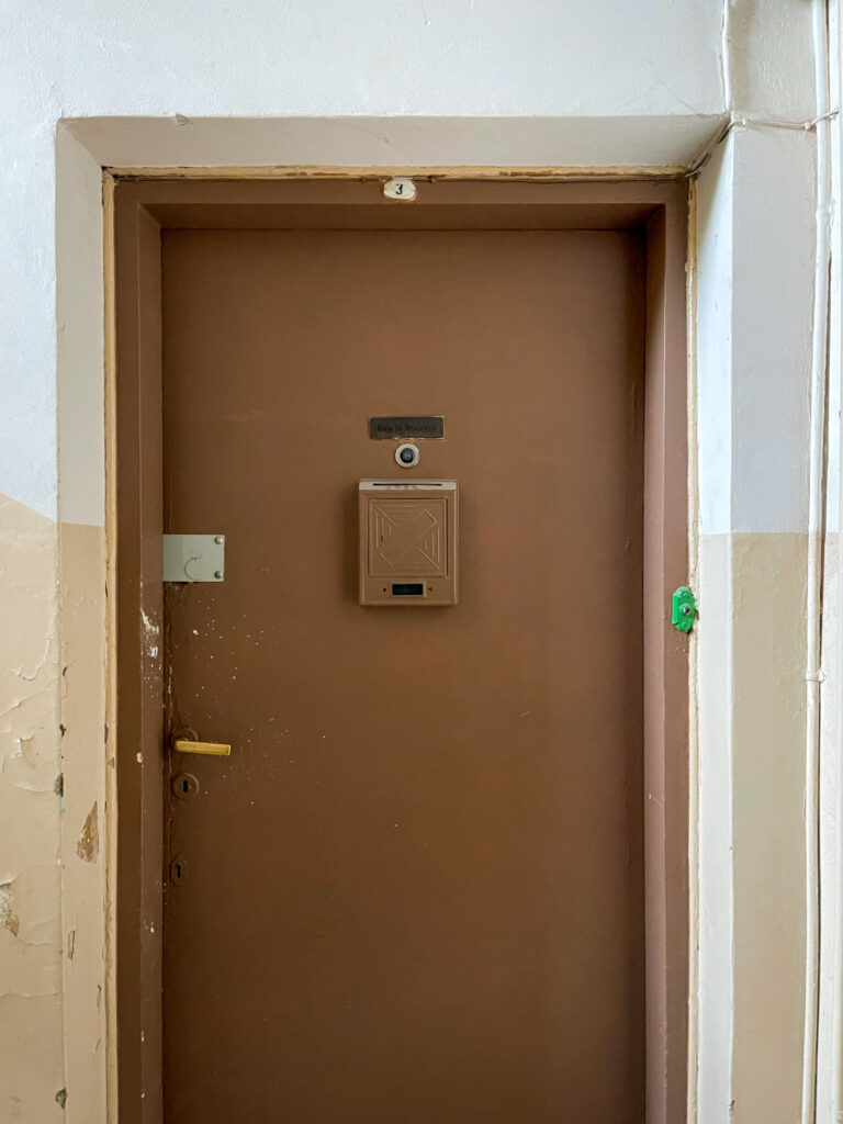 Drzwi, klatka schodowa, I piętro. Fot. Mariusz Majewski, 2021, źródło: Studeo et Conservo