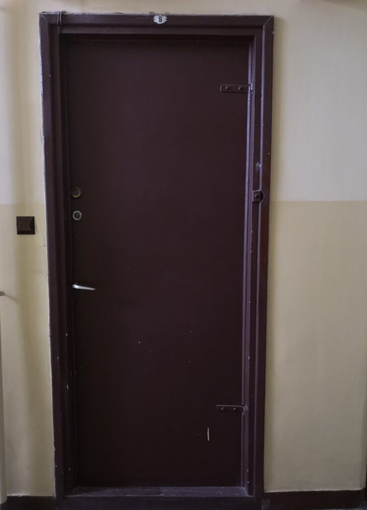 Drzwi do mieszkania, klatka schodowa. Fot. Bożena Rudzisz, 2021, źródło: Studeo et Conservo