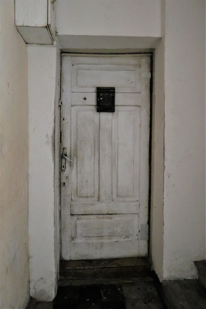 Drzwi do mieszkania, I piętro. Fot. Cecylia Rotter, 2021, źródło: Res in Ornamento