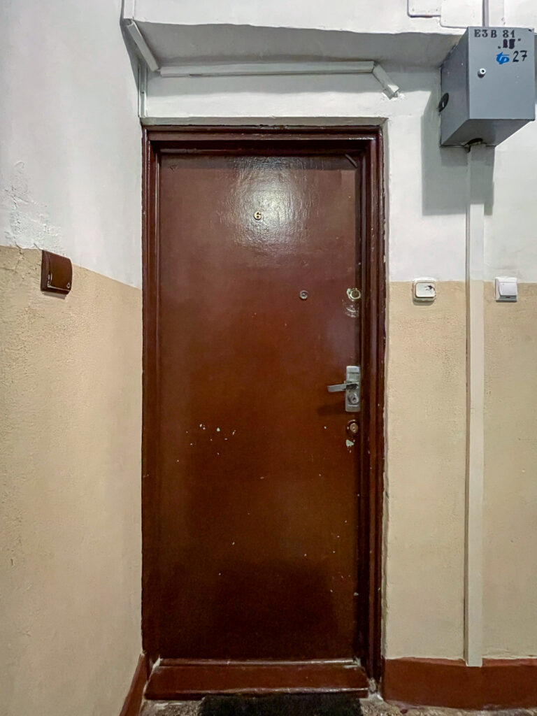 Drzwi, klatka schodowa, I półpiętro. Fot. Mariusz Majewski, 2021, źródło: Studeo et Conservo