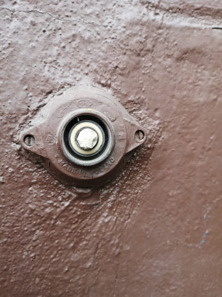 Dzwonek drzwi do mieszkania. Fot. Bożena Rudzisz, 2021, źródło: Studeo et Conservo