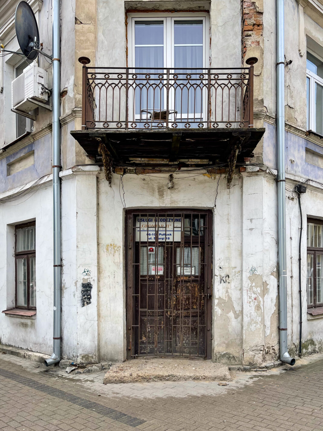 Drzwi i balkon, ścięty narożnik. Fot. Mariusz Majewski, 2021, źródło: Res in Ornamento