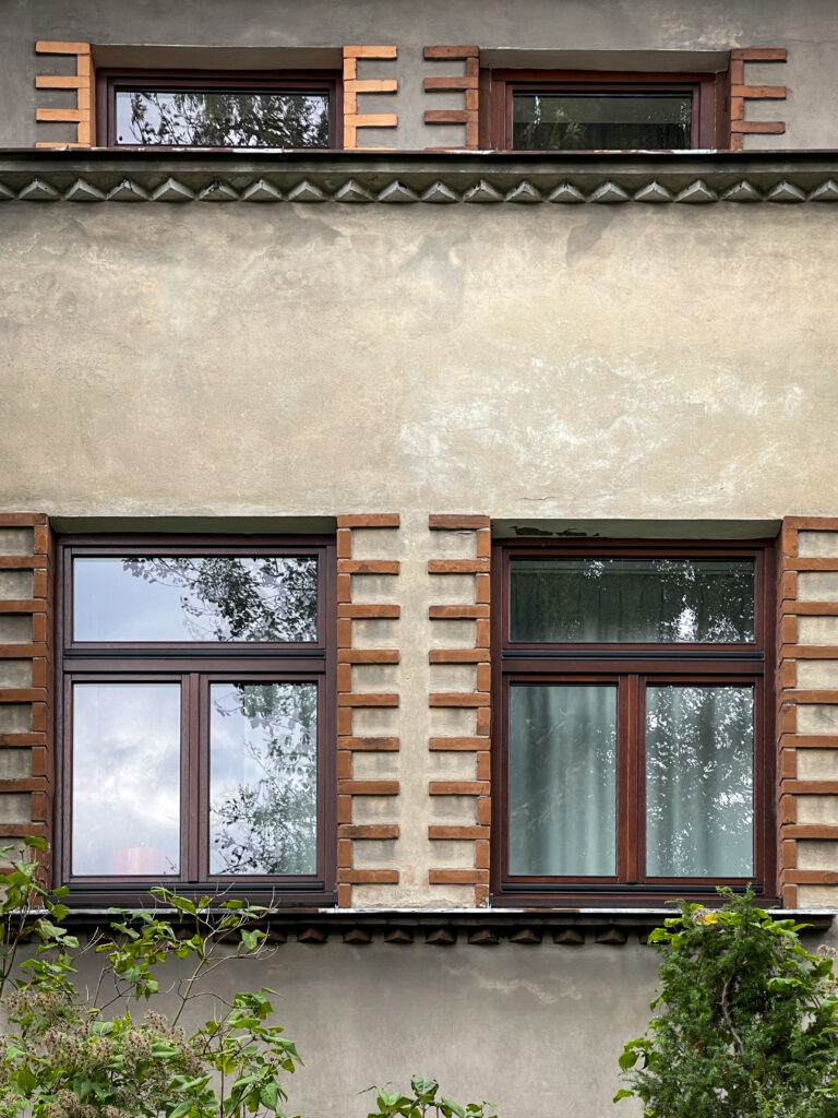 Okna, elewacja frontowa. Fot. Mariusz Majewski, 2021, źródło: Studeo et Conservo