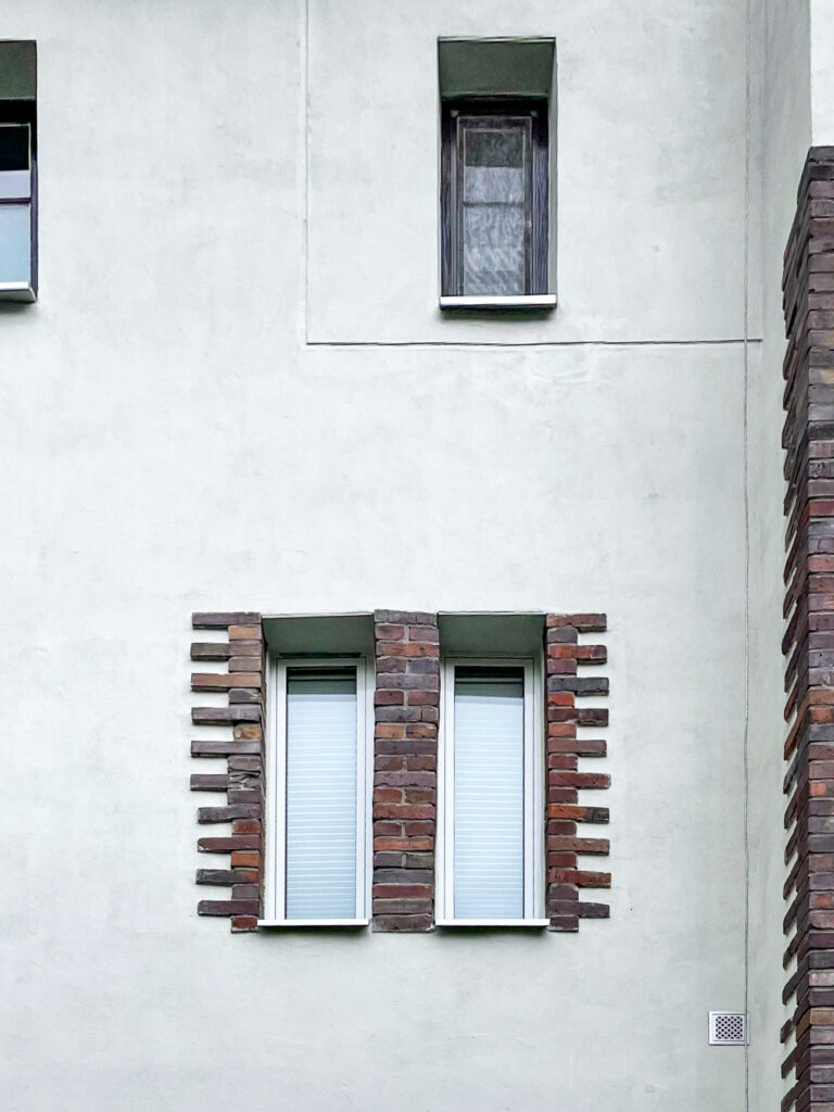 Okna i ślad po oryginalnym układzie dachu, elewacja frontowa. Fot. Mariusz Majewski, 2021, źródło: Studeo et Conservo