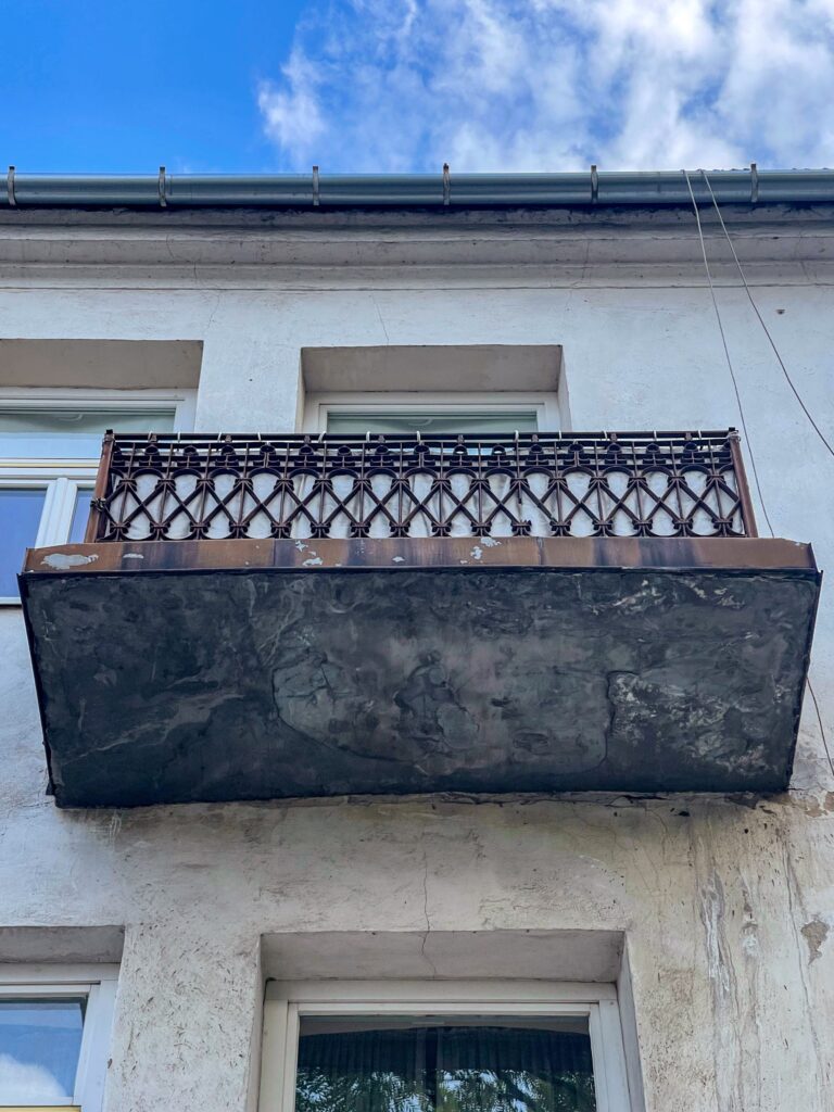 Balkon, II piętro, elewacja frontowa. Fot. Mariusz Majewski, 2021, źródło: Res in Ornamento