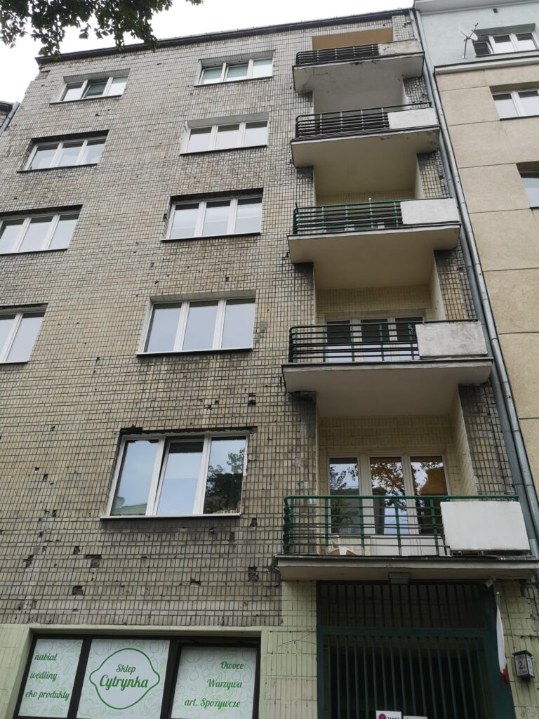 Wejście główne i balkony od ul. Słupeckiej. Fot. Bożena Rudzisz, 2021, źródło: Studeo et Conservo