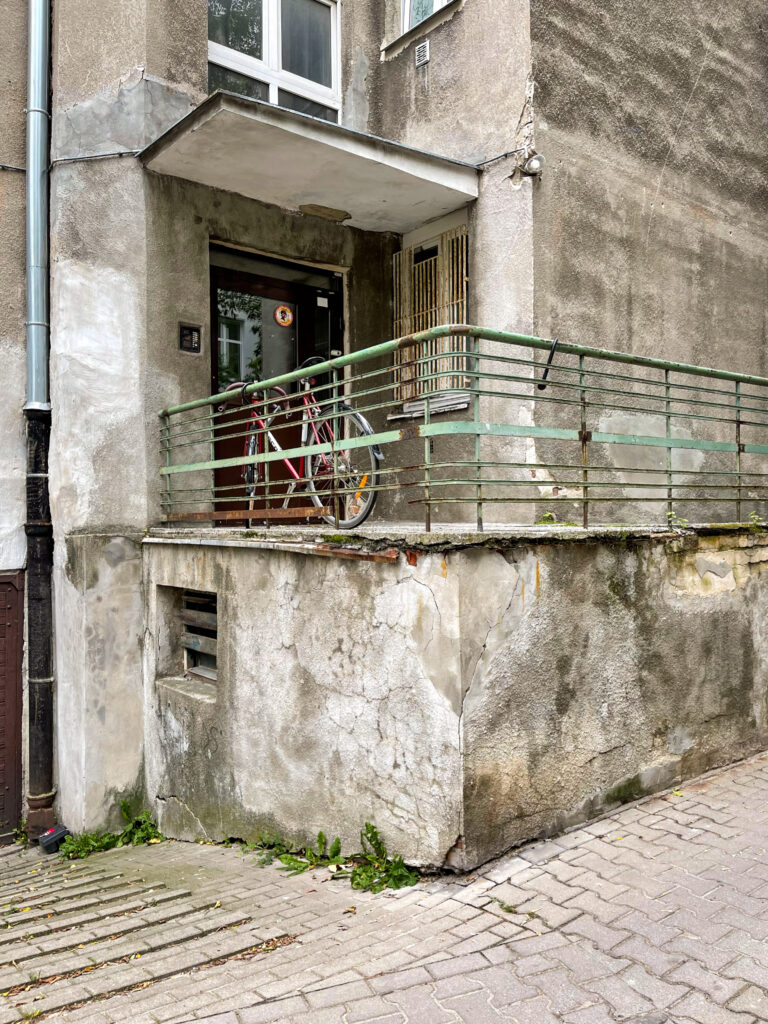 Wejście na klatkę schodową, elewacja boczna. Fot. Mariusz Majewski, 2021, źródło: Studeo et Conservo