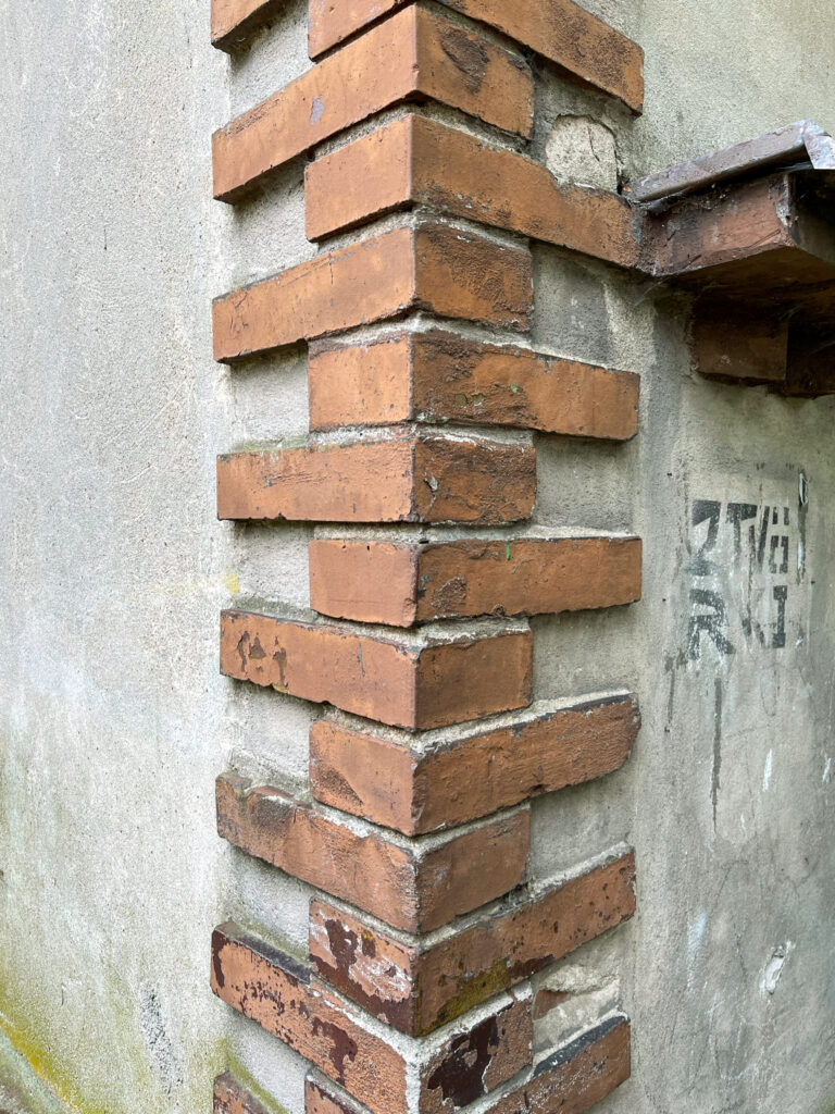 Narożnik z cegły klinkierowej, elewacja. Fot. Mariusz Majewski, 2021, źródło: Studeo et Conservo