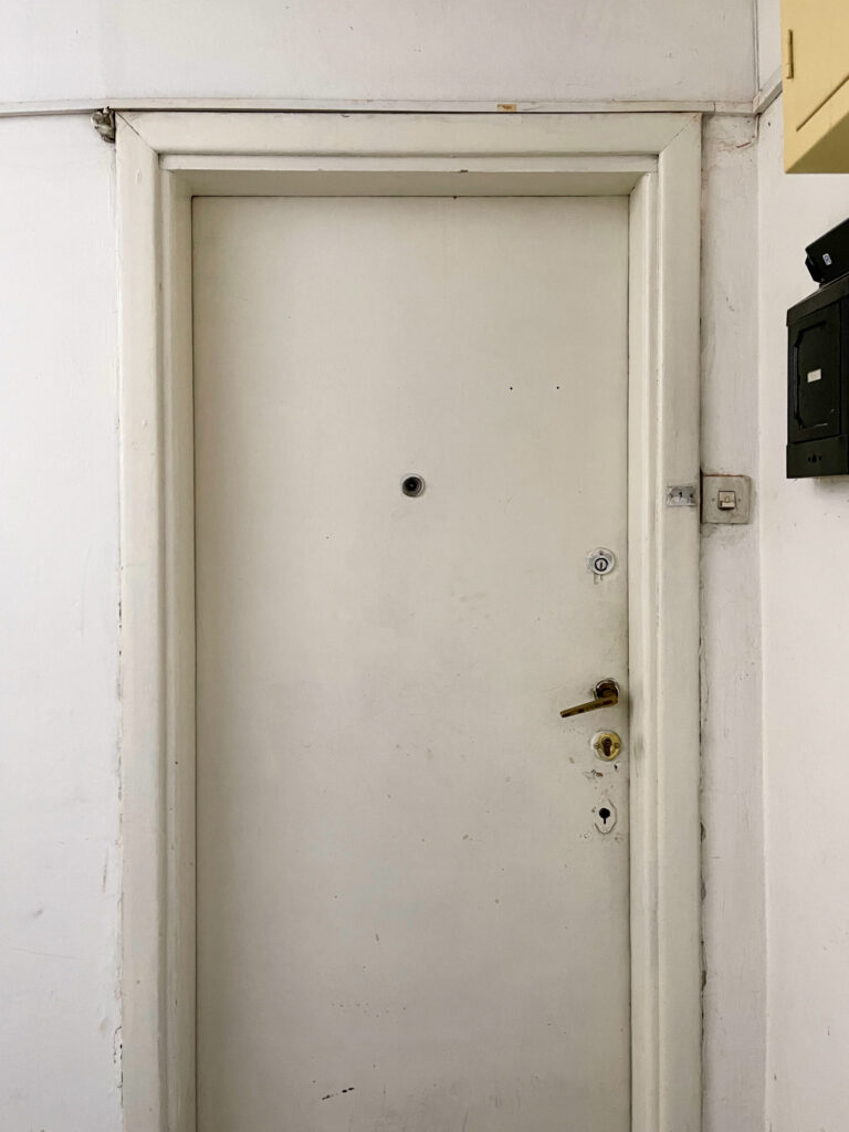 Drzwi do mieszkania, I piętro. Fot. Mariusz Majewski, 2021, źródło: Studeo et Conservo