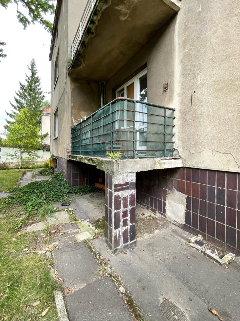 Balustrada i wspornik balkonu, parter. Fot. Mariusz Majewski, 2021, źródło: Studeo et Conservo