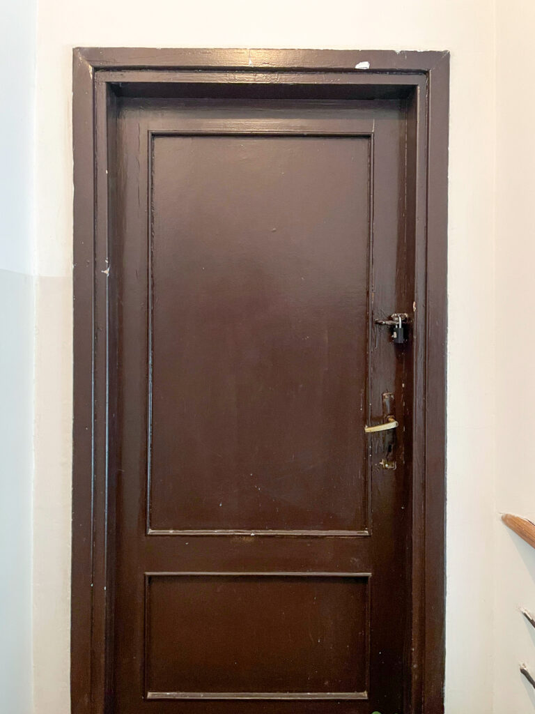 Drzwi, klatka schodowa, IV piętro. Fot. Mariusz Majewski, 2021, źródło: Studeo et Conservo
