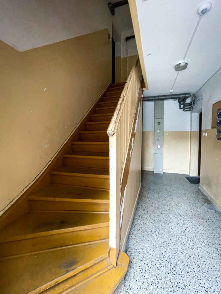Klatka schodowa, wejście lewe, parter. Fot. Mariusz Majewski, 2021, źródło: Res in Ornamento