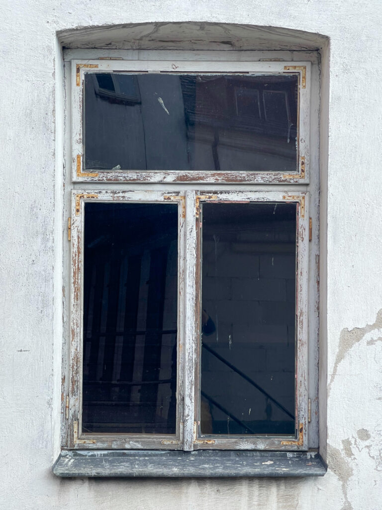 Okno, I półpiętro, elewacja tylna. Fot. Mariusz Majewski, 2021, źródło: Res in Ornamento