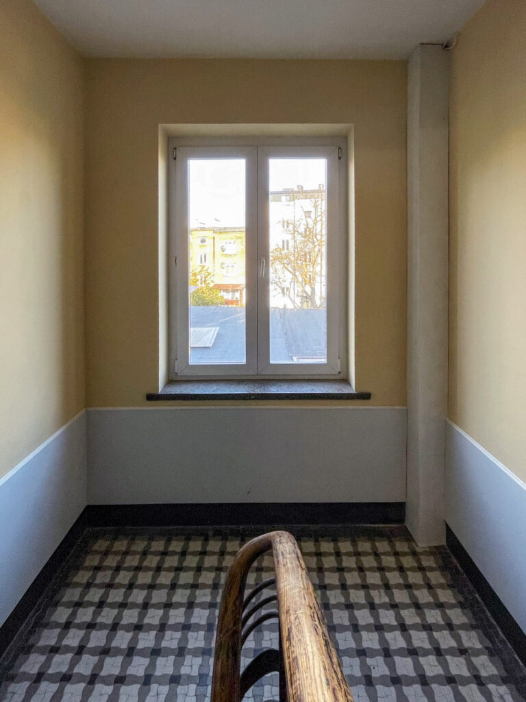 Okno, klatka schodowa, II półpiętro. Fot. Mariusz Majewski, 2021, źródło: Res in Ornamento