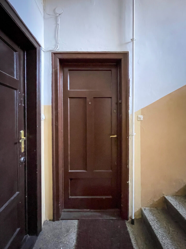 Drzwi mieszkania, klatka schodowa, parter. Fot. Mariusz Majewski, 2021, źródło: Res in Ornamento