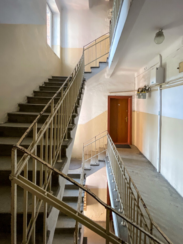 Klatka schodowa lewa, I piętro. Fot. Mariusz Majewski, 2021, źródło: Res in Ornamento