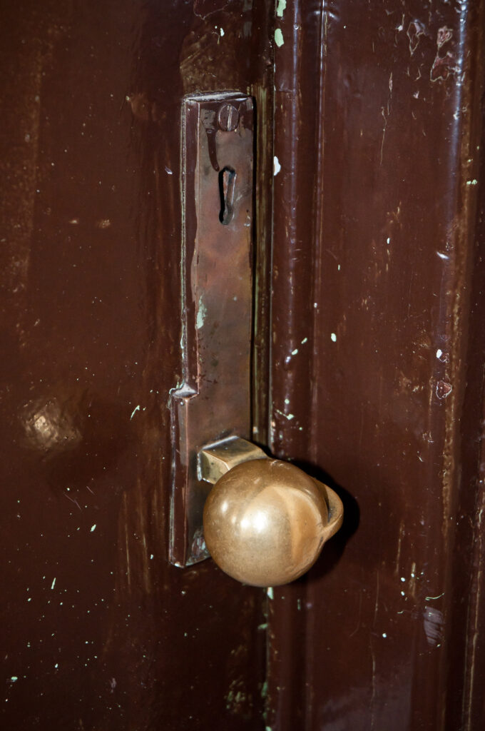Gałka drzwi, klatka schodowa. Fot. Teresa Adamiak, 2021, źródło: Studeo et Conservo