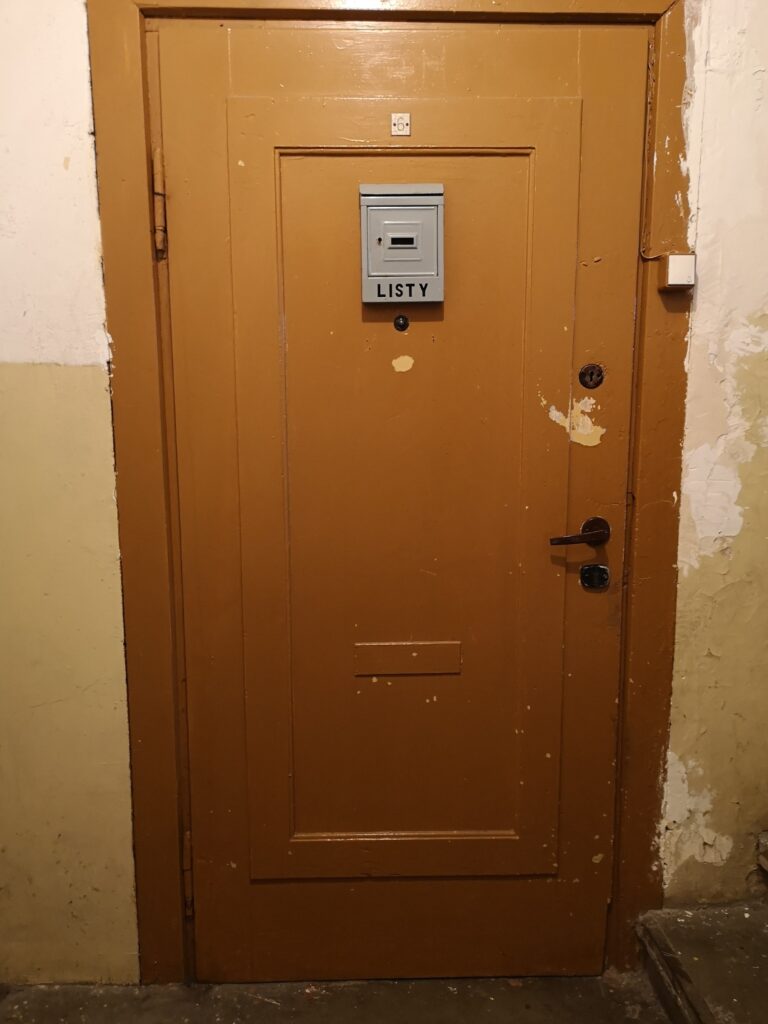 Drzwi, klatka schodowa. Fot. Bożena Rudzisz, 2021, źródło: Res in Ornamento