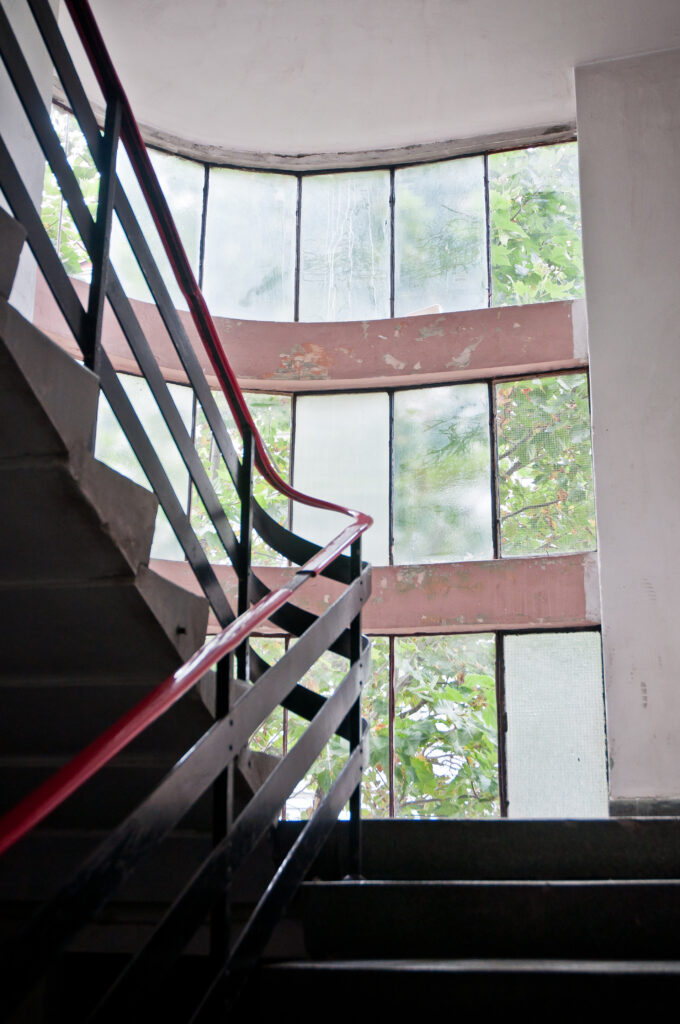 Przeszklenie klatki schodowej. Fot. Teresa Adamiak, 2021, źródło: Studeo et Conservo