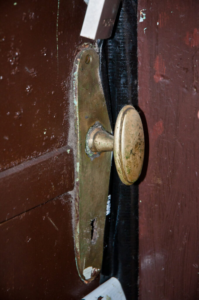Gałka drzwi, klatka schodowa. Fot. Teresa Adamiak, 2021, źródło: Studeo et Conservo
