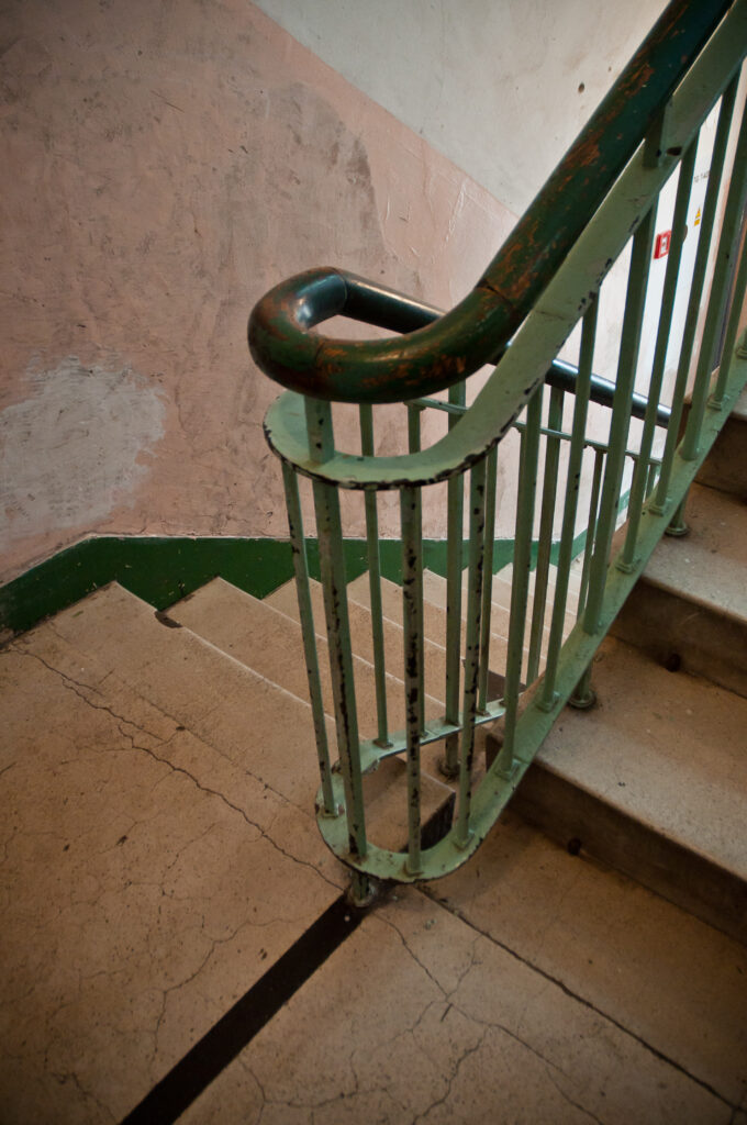 Balustrada, klatka schodowa. Fot. Teresa Adamiak, 2021, źródło: Studeo et Conservo