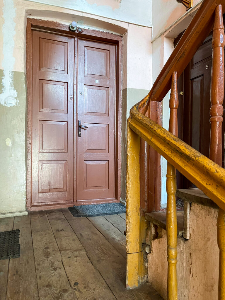 Drzwi do mieszkania, I piętro, klatka schodowa. Fot. Mariusz Majewski, 2021, źródło: Res in Ornamento