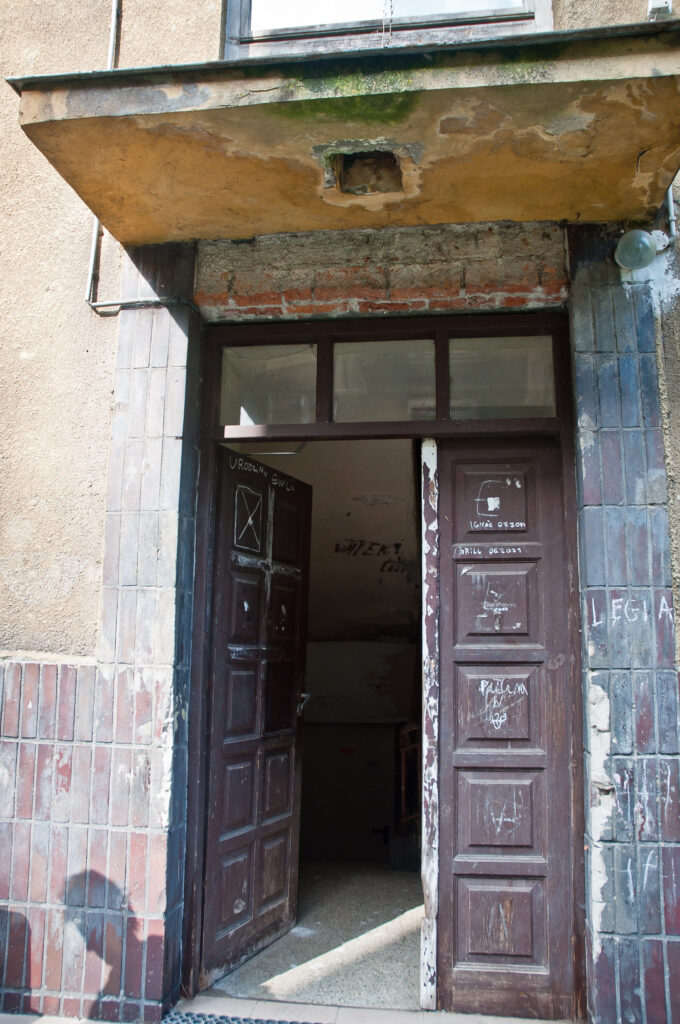 Drzwi, elewacja tylna. Fot. Teresa Adamiak, 2021, źródło: Studeo et Conservo