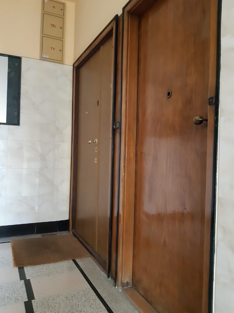 Drzwi mieszkania i dawnej służbówki, I klatka schodowa. Fot. Agnieszka Sienkiewicz, 2021, źródło: Studeo et Conservo