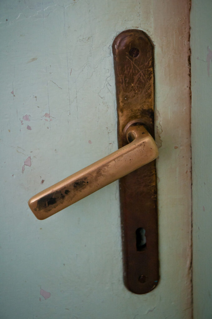 Klamka drzwi, klatka schodowa. Fot. Teresa Adamiak, 2021, źródło: Studeo et Conservo