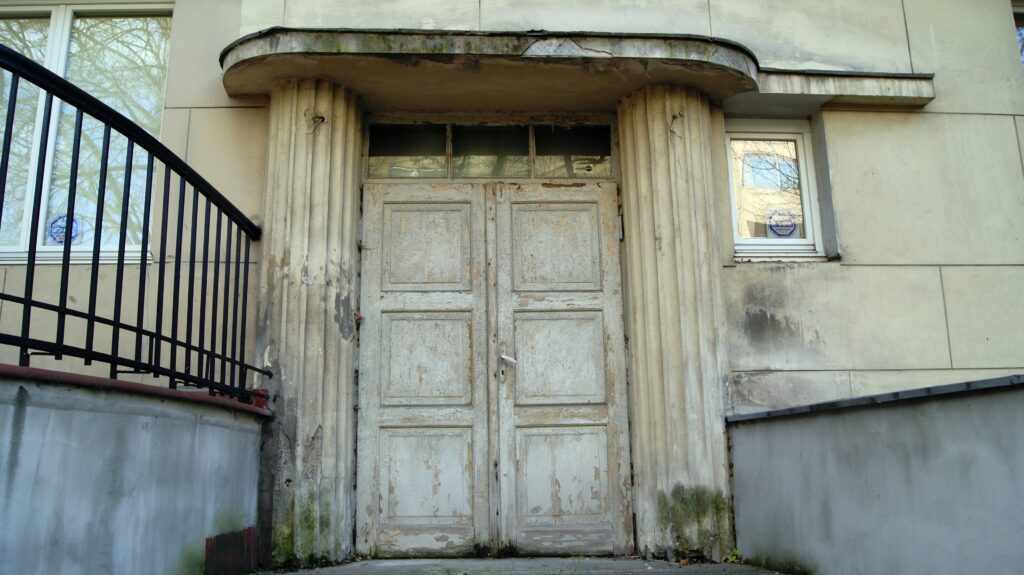 Drzwi, elewacja tylna. Fot. Monika Wesołowska, 2021, źródło: Studeo et Conservo