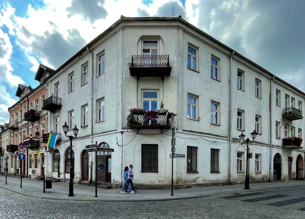 Elewacja frontowa (lewa część budynku). Fot. Mariusz Majewski, 2021, źródło: Res in Ornamento