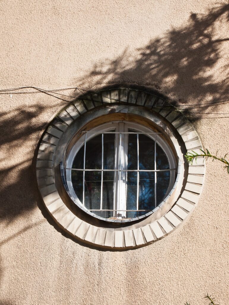 Okno (bulaj), elewacja frontowa. Fot. Teresa Adamiak, 2021, źródło: Res in Ornamento