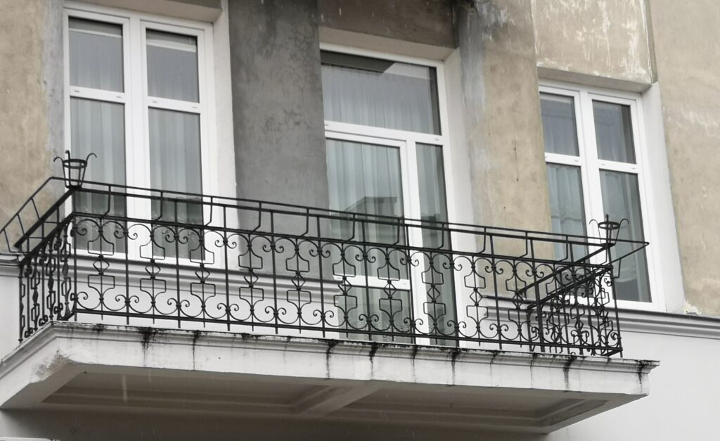 Balkon, elewacja frontowa. Fot. Bożena Rudzisz, 2021, źródło: Res in Ornamento