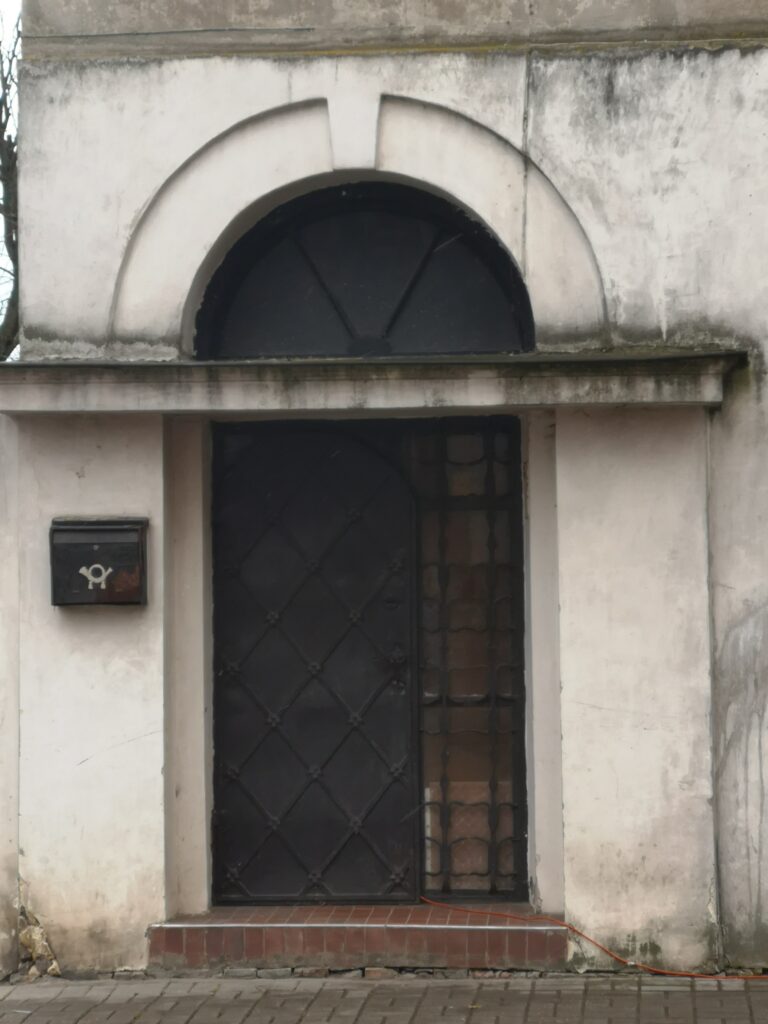 Drzwi, elewacja frontowa. Fot. Bożena Rudzisz, 2021, źródło: Res in Ornamento