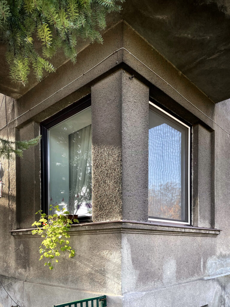 Narożne okno, parter, elewacja frontowa. Fot. Mariusz Majewski, 2021, źródło: Res in Ornamento