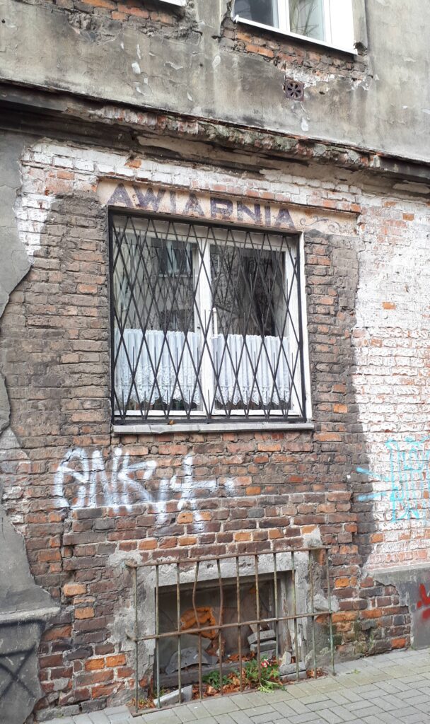 Okno z napisem, elewacja frontowa. Fot. Robert Marcinkowski 2021, źródło: Studeo et Conservo