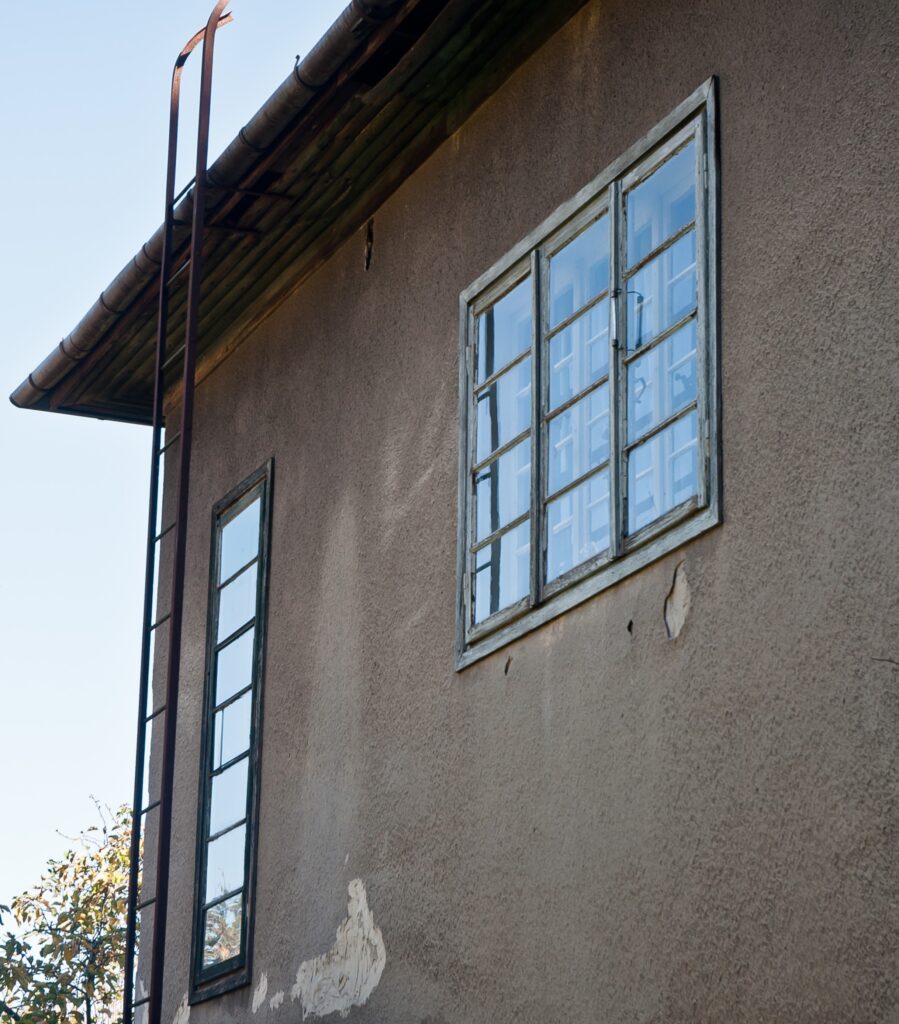 Okna nad wejściem. Fot. Teresa Adamiak, 2021, źródło: Res in Ornamento