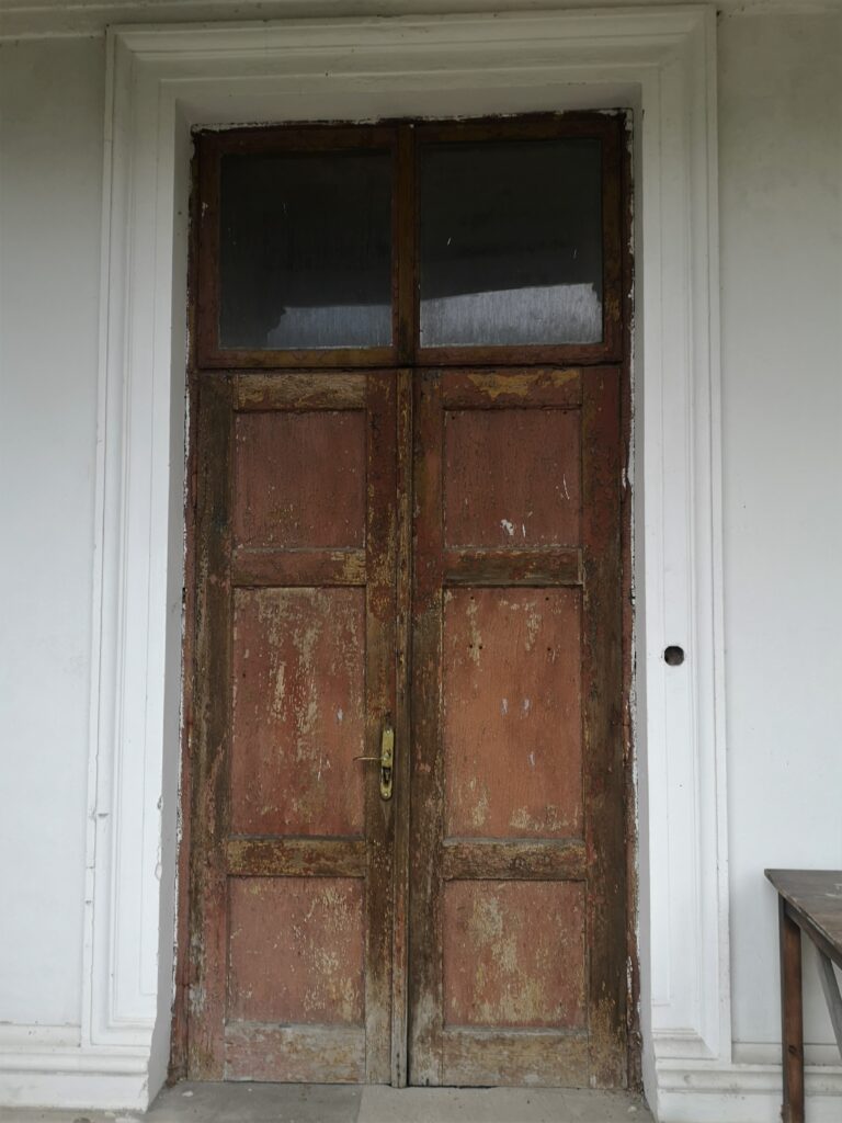 Drzwi, elewacja frontowa. Fot. Bożena Rudzisz, 2021, źródło: Res in Ornamento