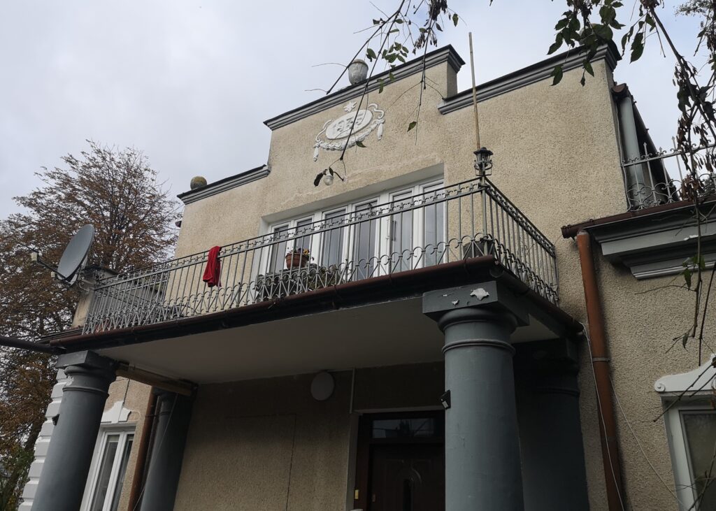 Kolumny podtrzymujące balkon, elewacja frontowa. Fot. Bożena Rudzisz, 2021, źródło: Res in Ornamento