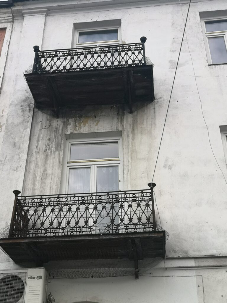 Balkony, elewacja frontowa. Fot. Bożena Rudzisz, 2021, źródło: Res in Ornamento