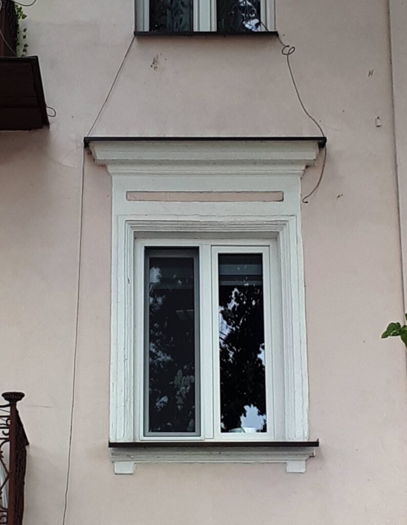 Okno, elewacja frontowa. Fot. Robert Marcinkowski 2021, źródło: Res in Ornamento