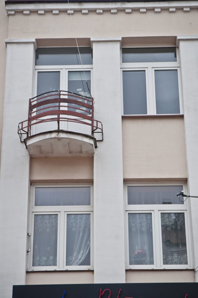 Balkon, II piętro, elewacja frontowa. Fot. Teresa Adamiak, 2021, źródło: Res in Ornamento