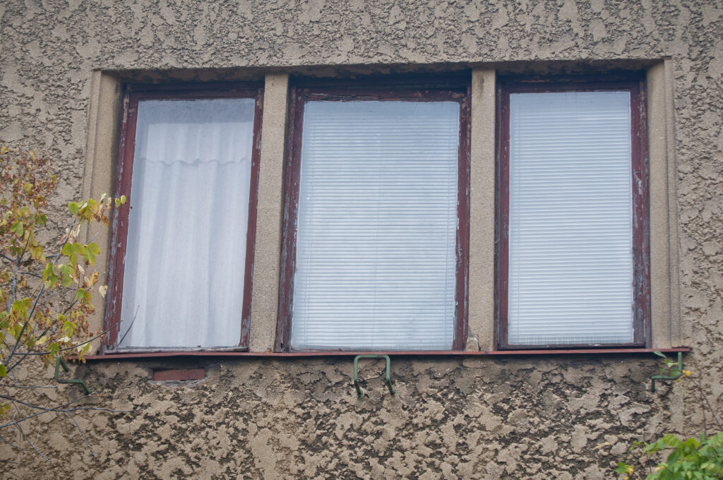 Okno, elewacja frontowa. Fot. Teresa Adamiak, 2021, źródło: Res in Ornamento