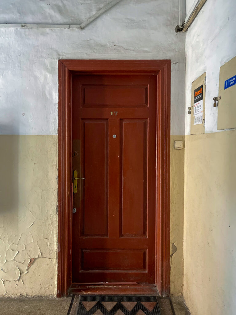 Drzwi mieszkania, klatka lewa, parter. Fot. Mariusz Majewski, 2021, źródło: Res in Ornamento