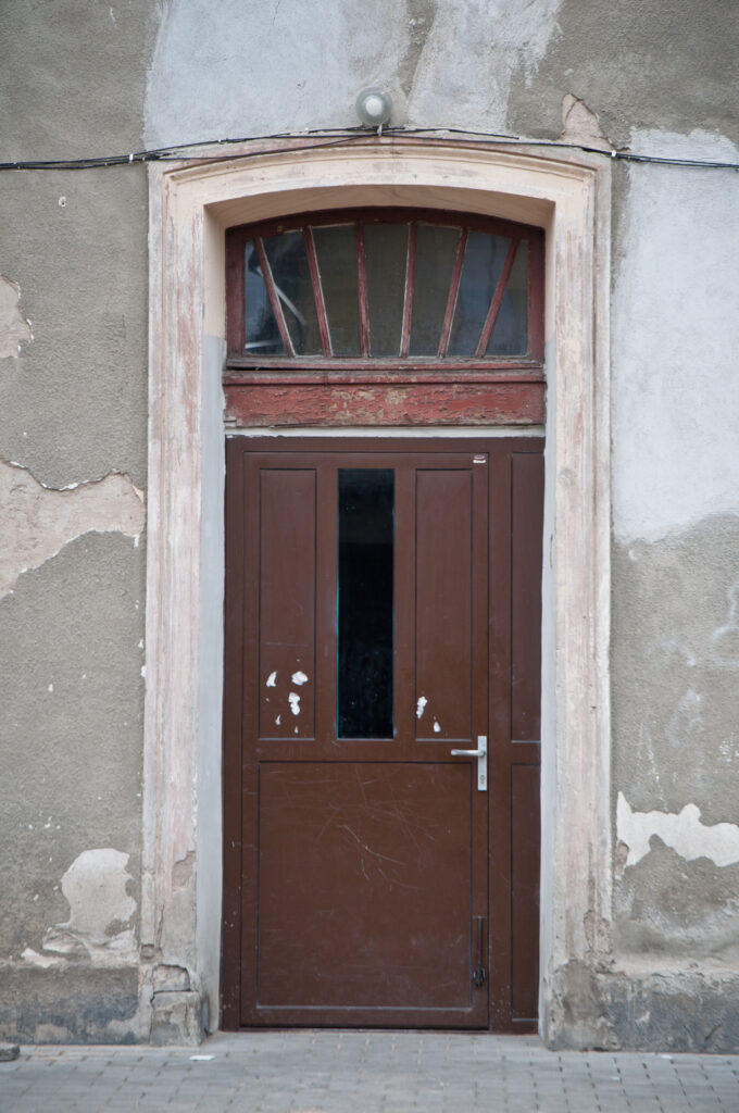 Drzwi na klatkę schodową, elewacja tylna. Fot. Teresa Adamiak, 2021, źródło: Res in Ornamento