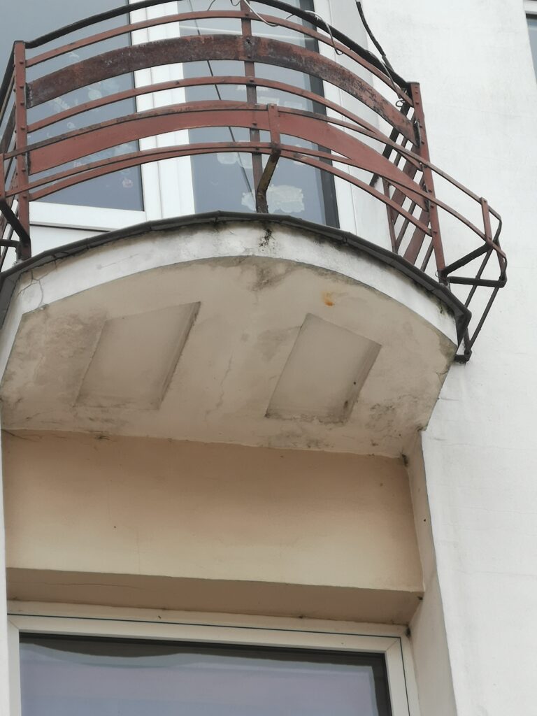 Balustrada balkonu, II piętro, elewacja frontowa. Fot. Bożena Rudzisz, 2021, źródło: Res in Ornamento