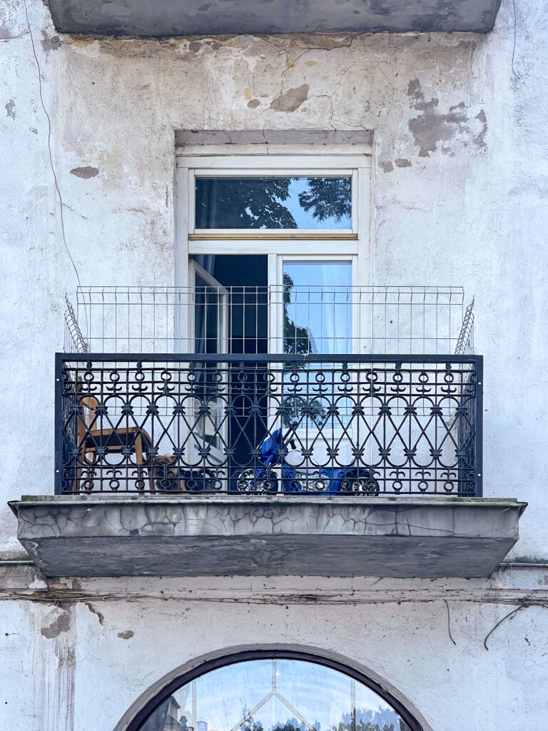 Balkon, I piętro, elewacja frontowa. Fot. Mariusz Majewski, 2021, źródło: Res in Ornamento
